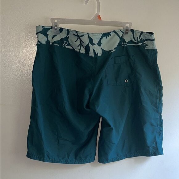 EXCELLENT CONDITION WOMEN’S SIZE 10 CARVE DESIGNS 11” BOARD SHORTS - Picture 2 of 5